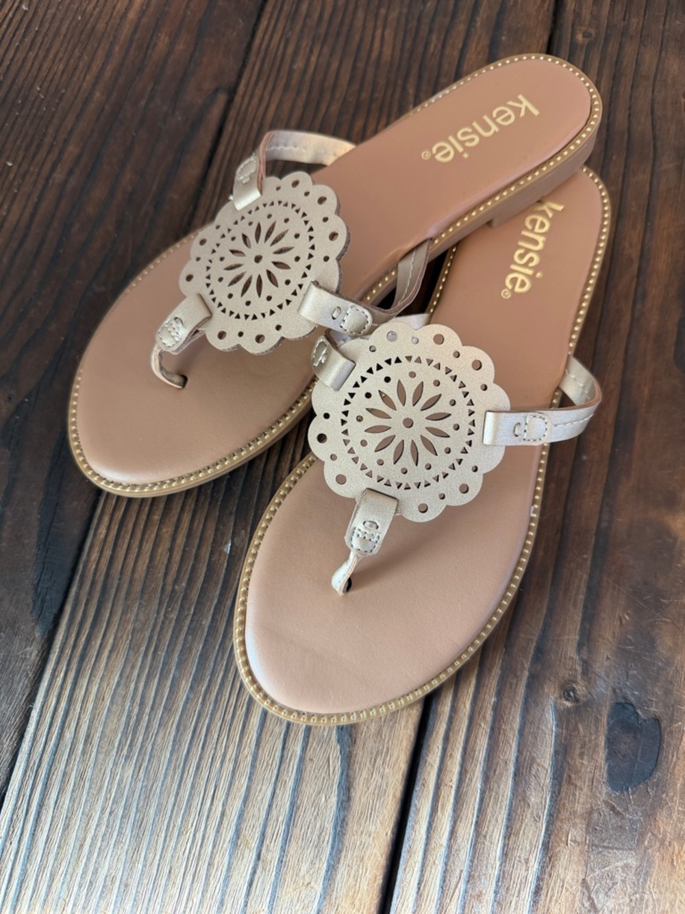 NWT Kensie Metallic Nude Cutout Medallion Thong Sandals